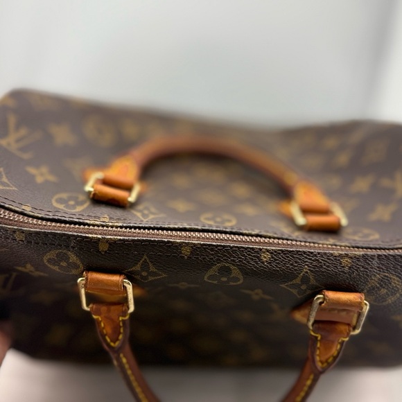 Louis Vuitton Speedy 30 Satchel with Iconic Monogram - Picture 6 of 13